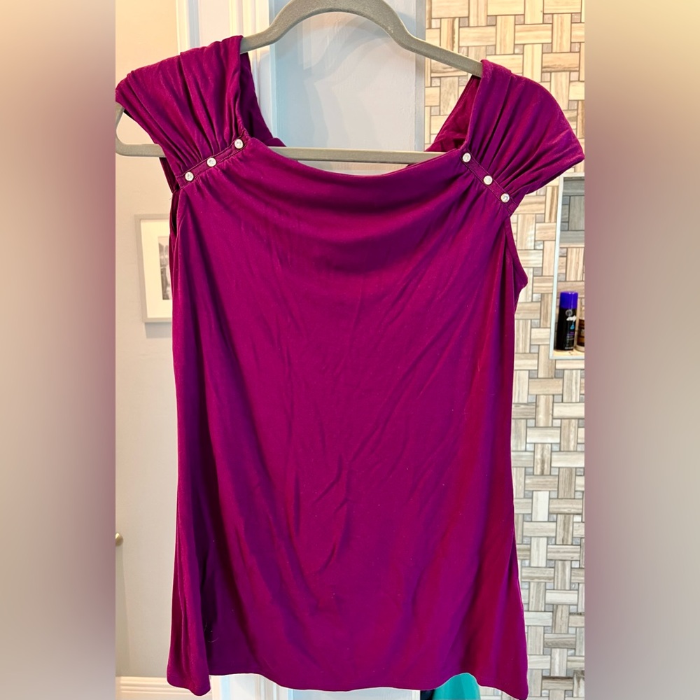 PERFECT FOR VALENTINE’S DAY!!
White House, black market purple top